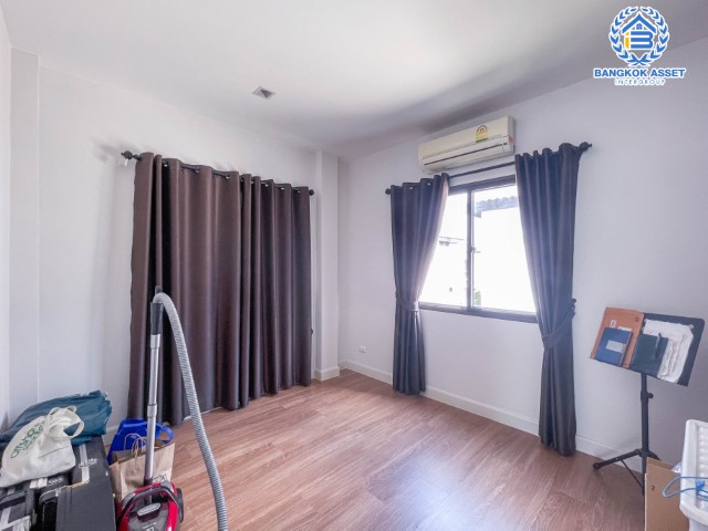 *****บ้านแฝดมือสองย่านปทุมธานี ม.เวนิว ติวานนท์-รังสิต เนื้อที่มากถึงเกือบ 39 ตร.ว. ฟังก์ชัน 3 ห้องนอน 3 ห้องน้ำ 2 ที่จอดรถ บ้านราคาดีสุดในโครงการ สภาพใหม่แทบไม่เคยอยู่ มาพร้อมของแถมเพียบ!! บนทำเลดี ใกล้รถไฟฟ้าสายสีแดง "สถานีรังสิต", ทางด่วน "ศรีสมาน" และ "ศรีรัช"